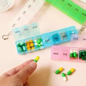  1 Hetes gyógyszeradagoló, gyógyszertároló többszínű, A színeket véletlenszerűen szállítjuk