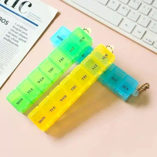 1 Hetes gyógyszeradagoló, gyógyszertároló többszínű, A színeket véletlenszerűen szállítjuk